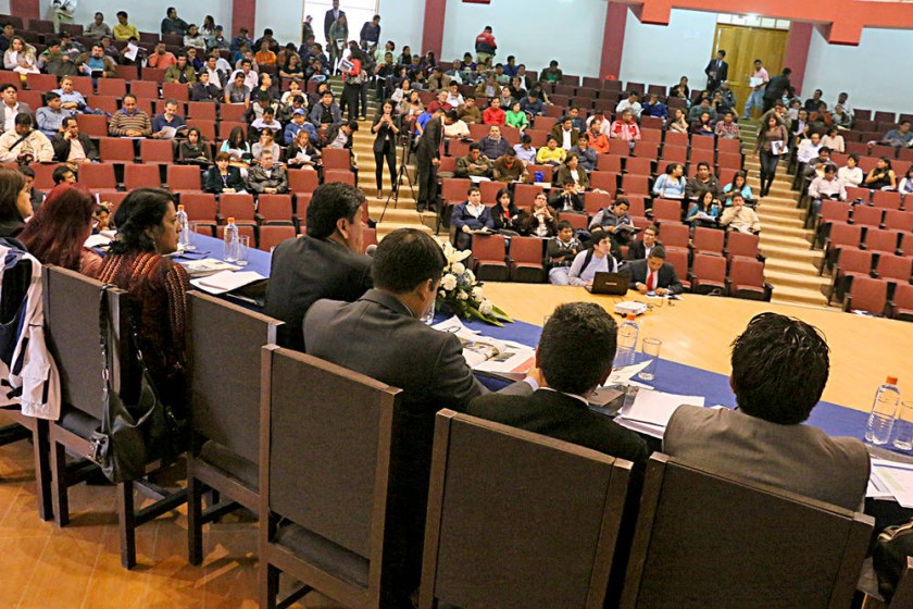 INFORME. Trabajadores de la Alcaldía contratados bajo la modalidad de consultoría en línea participan de actividades...