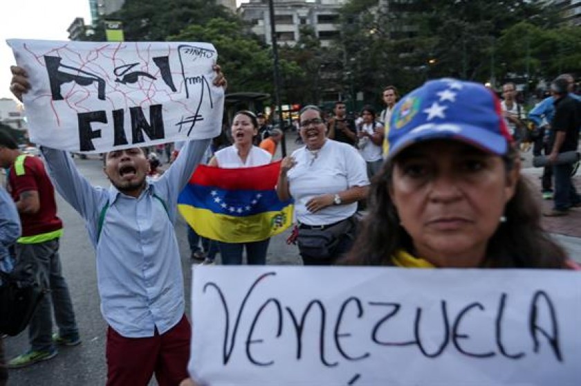 Venezolanos protestaron por la decisión del Tribunal Supremo que asumía facultades de legislativo. FOTO: EFE