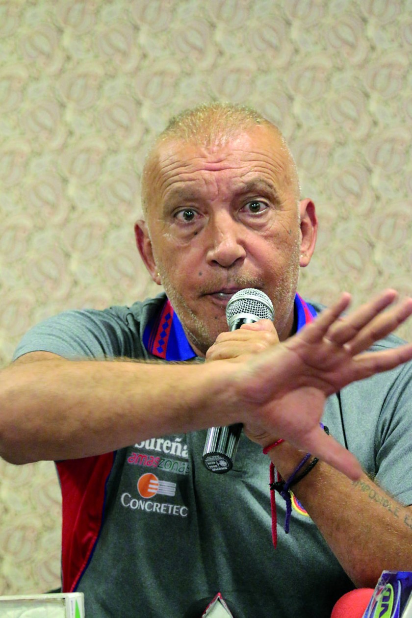 El técnico de Universitaro, Daniel Córdoba, en conferencia de prensa; al lado, el entrenador de The Strongest, César...