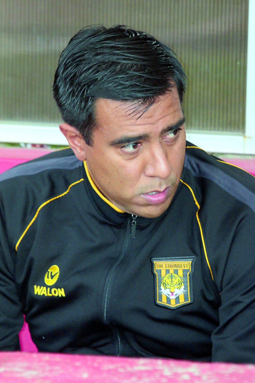El técnico de Universitaro, Daniel Córdoba, en conferencia de prensa; al lado, el entrenador de The Strongest, César...