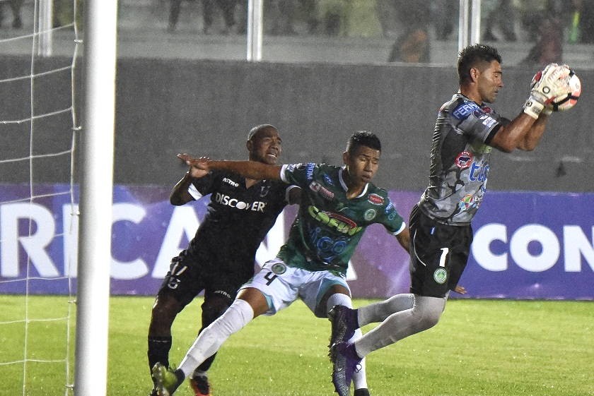 Una escena del partido entre Petrolero y la U Católica de Ecuador. Foto: APG