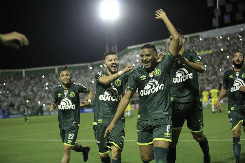 El jugador del Chapecoense Reinaldo (d) celebra con sus compañeros después de anotar un gol al Atlético. EFE