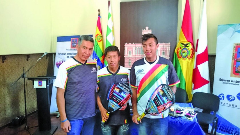 Luis (i), Carlos (c) y Conrrado Moscoso representarán a Chuquisaca en el Campeonato Panamericano de Raquetbol, en...