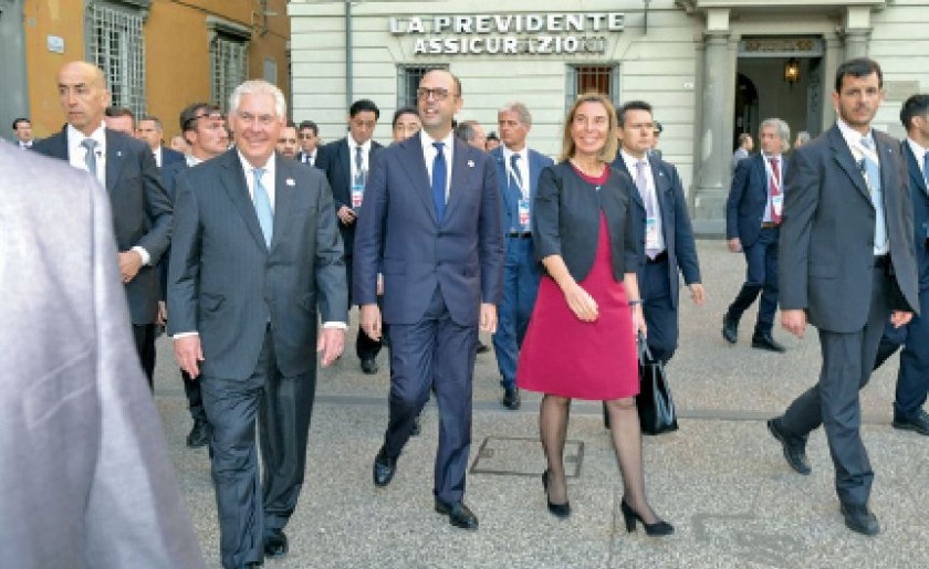 REUNIÓN. Rex Tillerson; el ministro de Asuntos Exteriores italiano, Angelino Alfano; y la alta representante de la UE...
