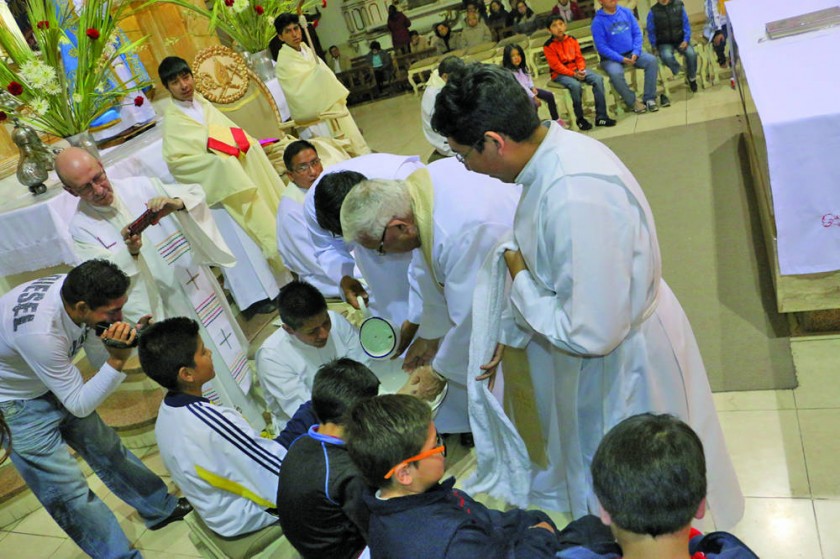 EUCARISTÍA. La celebración de la Última Cena fue el inicio del recogimiento espiritual para rememorar la pasión y...