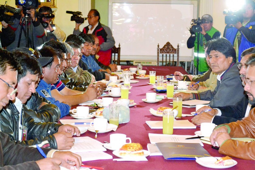 ENCUENTRO. Los dirigentes de la COB esperan una reunión con el presidente Evo Morales para definir el incremento...
