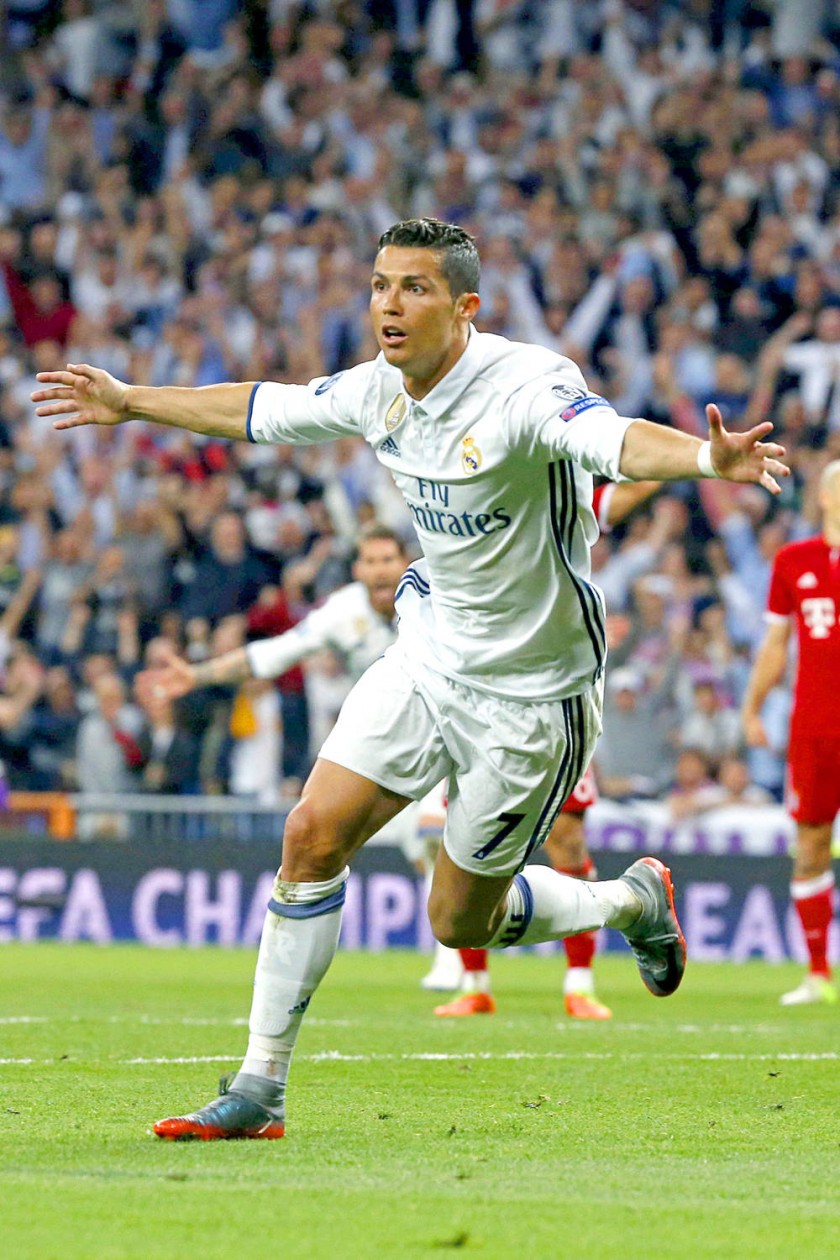 Cristiano Ronaldo anotó un “hat trick” para impulsar al Real Madrid a las semifinales de la Liga de Campeones.