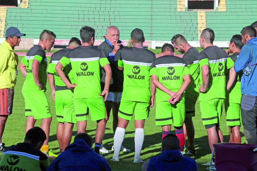 El entrenador argentino dialoga con sus jugadores antes de comenzar un amistoso con Deportivo Alemán.