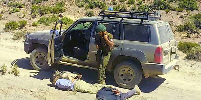 DETENCIÓN. Los funcionarios de Aduana y militares bolivianos fueron interceptados por policías de Chile en la frontera.