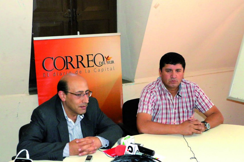 El director de CORREO DEL SUR, Marco Dipp (i), y el presidente de AADESU, Oscar Salazar, anunciaron la alianza.