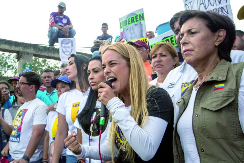MARCHA. Lilian Tintori (2-d) y María Antonieta de López (d), esposa y madre del líder opositor venezolano Leopoldo...