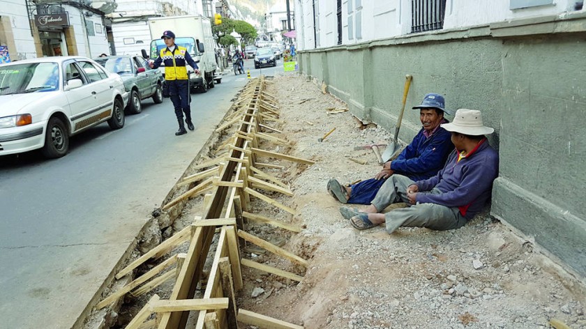 CAMBIO. La acera de la calle Arenales fue acortada, y la calzada será