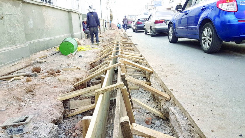 Instruyen reducir ancho de aceras en obras; picaron la calzada en vano