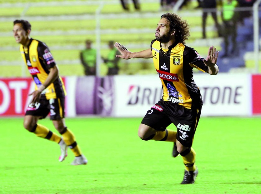 El defensor Fernando Marteli (d) anotó el cuarto gol en el triunfo de The Strongest sobre Sporting Cristal, por la...