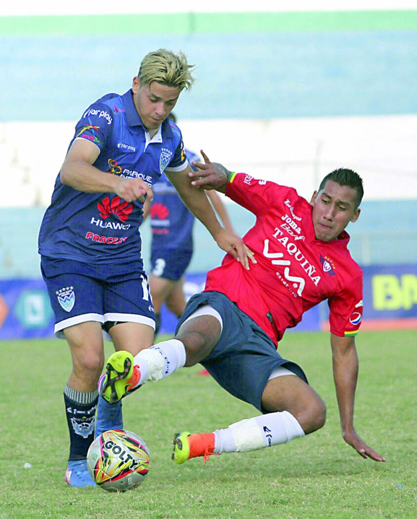 El argentino Alexis Messidoro (i) anotó uno de los goles en la victoria de Sport Boys sobre Wilstermann.
