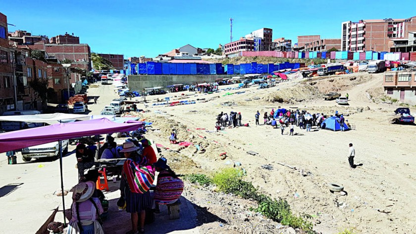 EL MORRO. Tras la reubicación de los comerciantes de la calle Nataniel Aguirre, los muebleros fueron a "resguardar" el..