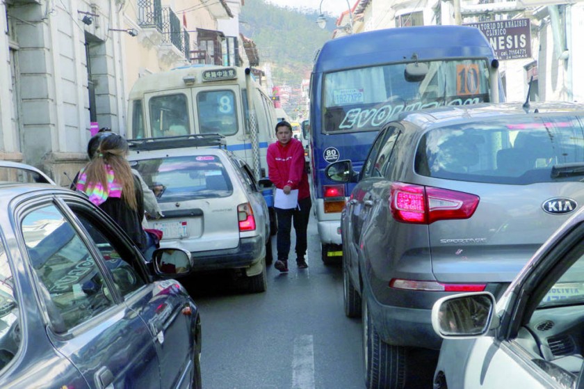 PROBLEMA. Al ingreso y salida de los estudiantes se genera congestión vehicular en las calles circundantes a las...