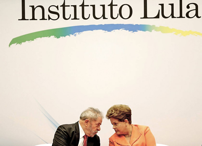 ACUSACIONES. Fotografía de archivo del 12 de agosto de 2014 de los ex presidentes de Brasil, Lula da Silva y Dilma...
