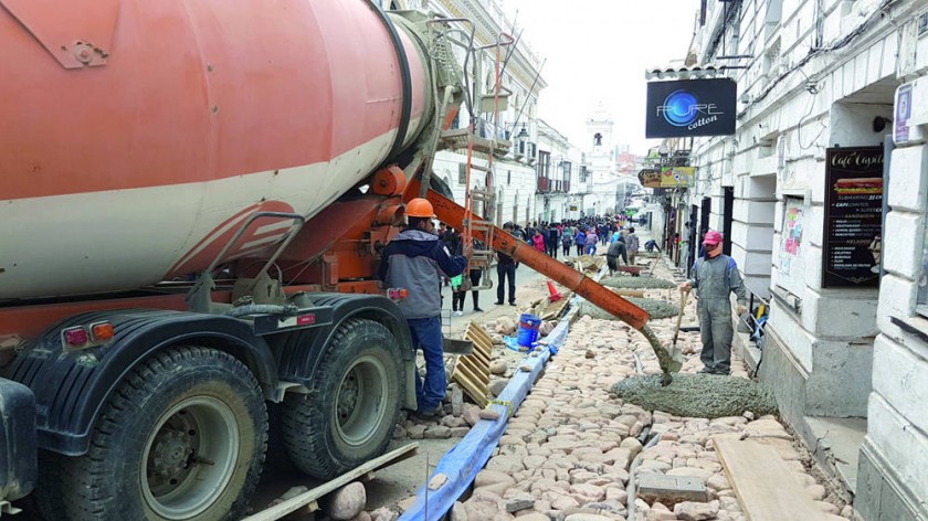 AMPLIACIÓN. La Alcaldía provee materiales y cuatro empresas se encargan de ejecutar la mano de obra, una en cada acera.