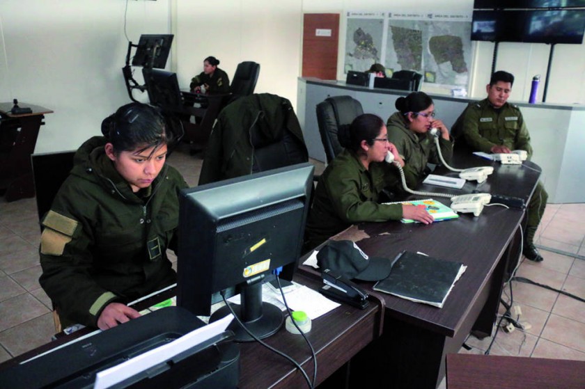 SERVICIO. La central telefónica de Radio Patrulla 110 tiene cuatro telefonistas que reciben las llamadas de auxilio y...