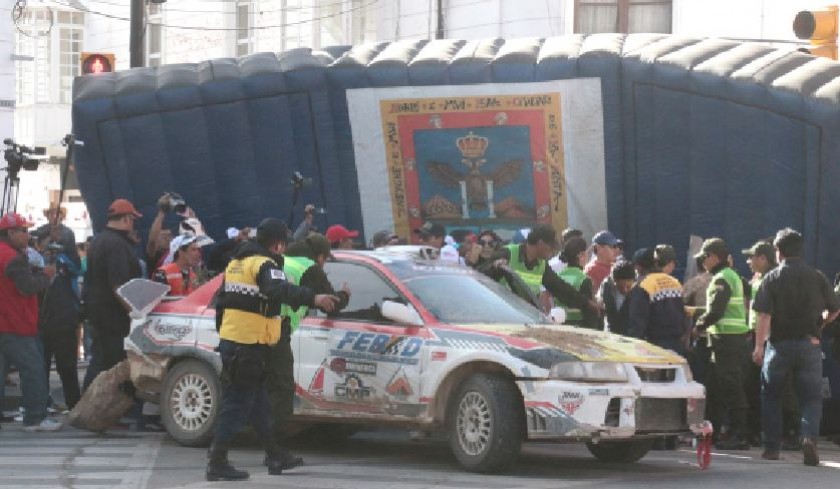 Una imagen del impactante accidente que protagonizó el piloto paceño Horacio Toro, en la peligrosa curva de la plaza...