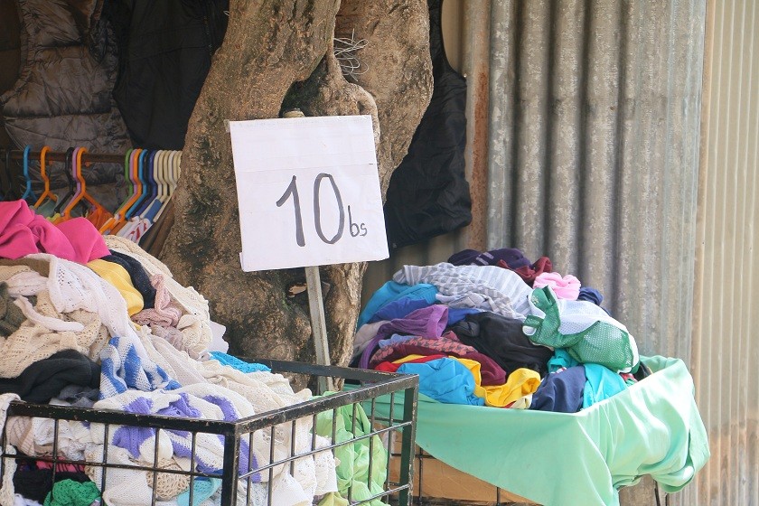 El Gobierno, a través de las alcaldías, pretende prohibir la venta de ropa usada. Foto: José Luis Rodríguez
