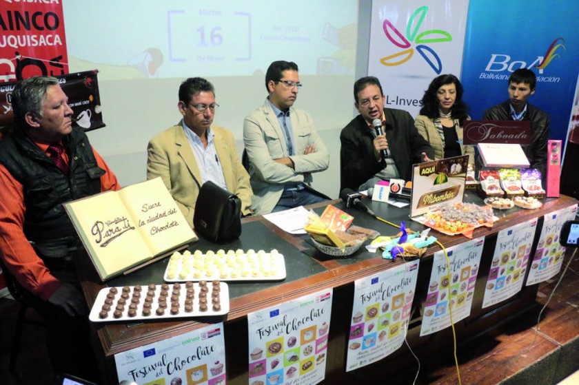 ORGANIZADORES. Miembros de la Asociación de Procesadores de Cacao y la CAINCO Chuquisaca hicieron el lanzamiento del...