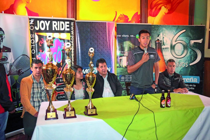 Dirigentes, patrocinadores y jugadores presentaron ayer el Campeonato Nacional de Raquetbol, que arrancará mañana...