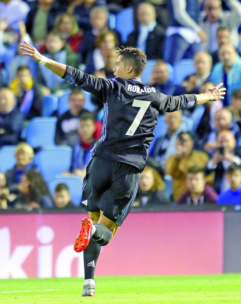 Cristiano Ronaldo anotó un doblete en la victoria madridista en su partido pendiente de la Liga española.