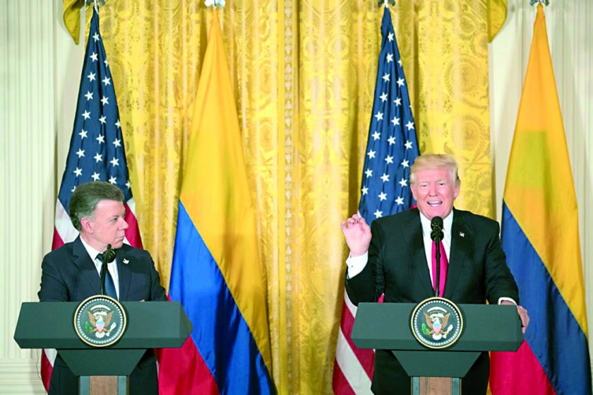 DENUNCIA. El presidente de Estados Unidos, Donald J. Trump (d), durante una conferencia de prensa con el presidente...