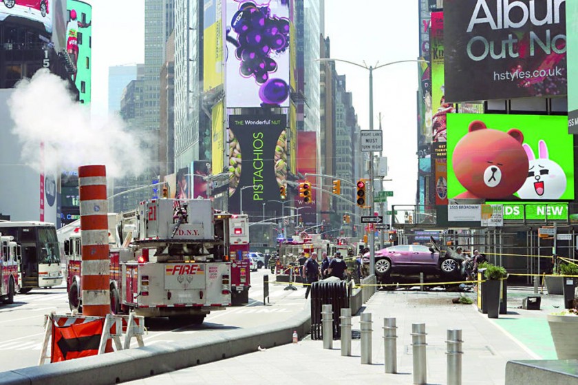 CAOS. Vista del vehículo que atropelló a diez personas en el centro de Nueva York, donde se vivieron momentos de caos ..