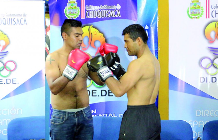 Juan Fernando Raya (i) y Amadeo Durán en la presentación del combate por el título de la categoría Súper Welter, a...