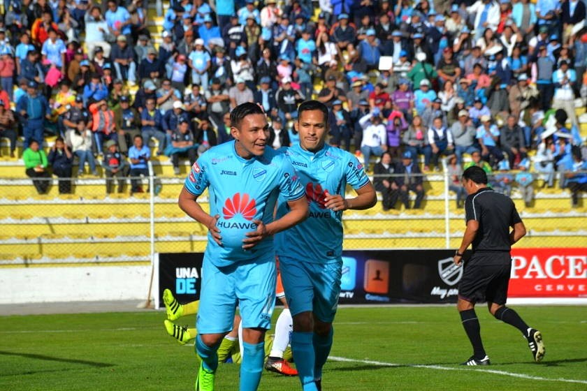 Fierro celebra (i) junto con Justiniano uno de los goles anotados esta tarde. Foto: Marka Registrada