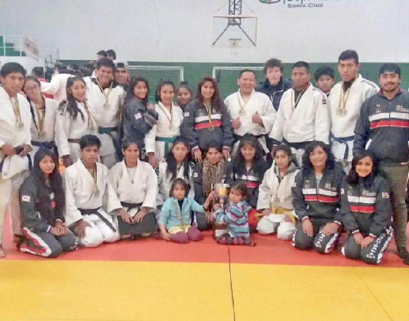 Los judocas chuquisaqueños posan junto con sus entrenadores, dirigentes y árbitros al final del Nacional.