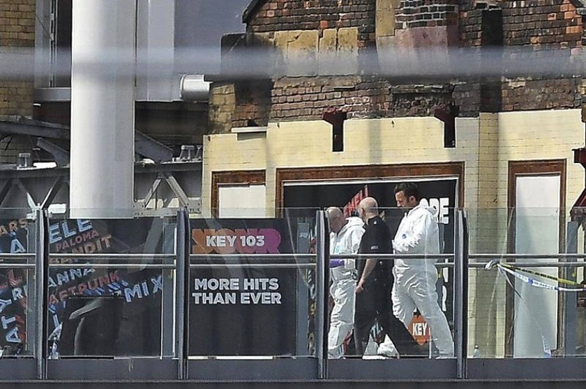 Agentes de la policía forense realizan su trabajo el Manchester Arena tras el atentado perpetrado anoche. Foto: EFE