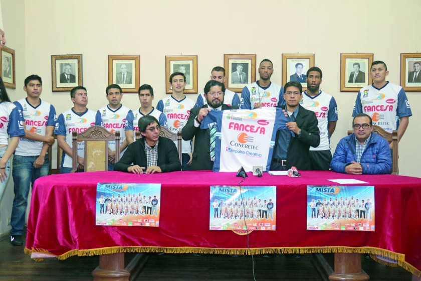El renovado equipo de Amistad-Blacmar fue presentado ayer, en la Casa de la Cultura de la Universidad.