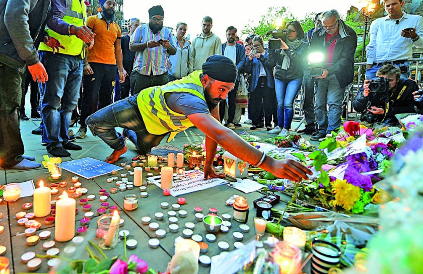 VIGILIA. Cientos de personas participan en una vigilia en honor a las víctimas del ataque terrorista del lunes en...