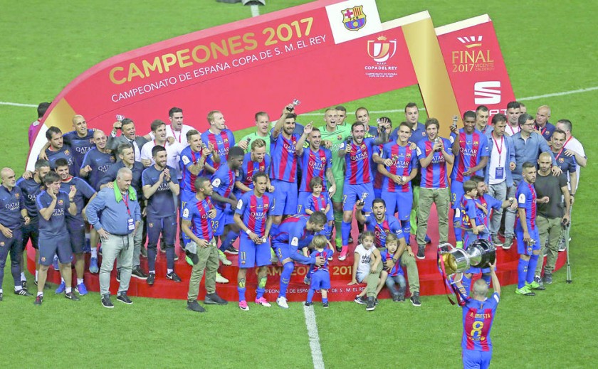 Tras imponerse al Alavés, los jugadores azulgranas celebran la Copa del Rey, el único título conseguido en la...
