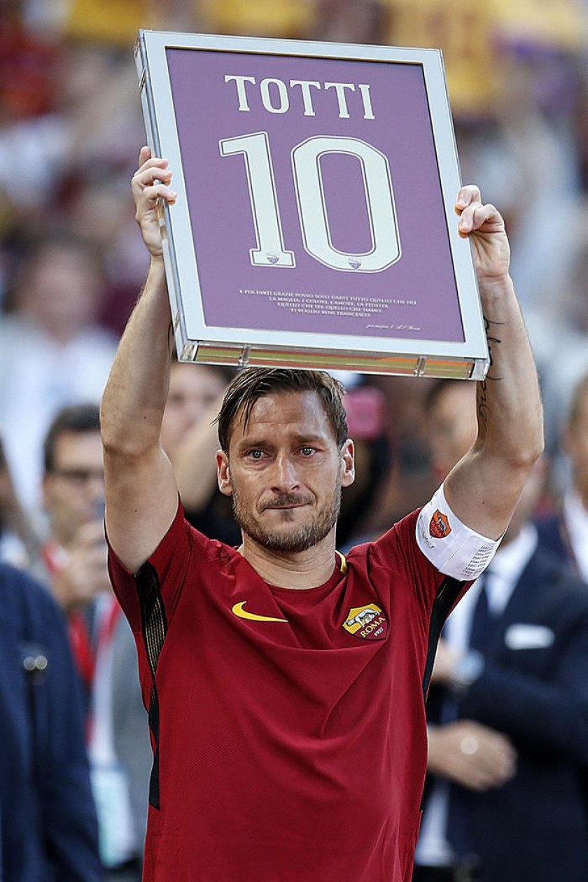 Francesco Totti se despide del Roma, el único equipo al que perteneció en su inigualable carrera. FOTO: EFE