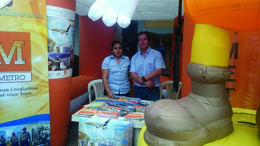 Daniela Zárate, técnica responsable administrativa junto a Víctor Véliz, técnico en metrología legal; ambos de IBMETRO.