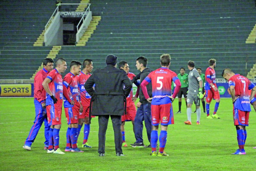 Casi la mitad del plantel de Universitario firmó una adenda para continuar en el equipo hasta el final del Torneo...