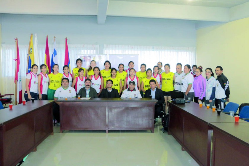 Las jugadoras posan junto con el cuerpo técnico, dirigentes y autoridades locales, tras la presentación.