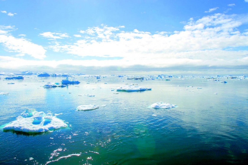 CLIMA. Fotografía tomada a un grupo de icebergs en Groenlandia. Aumento de los niveles del mar, condiciones...