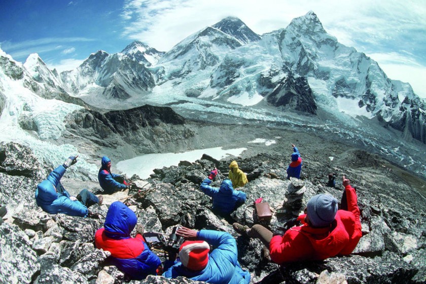DESCANSO. Un grupo de turistas disfruta de las vistas del Monte Everest desde la montaña Kala Patthar a 5.545 metros...