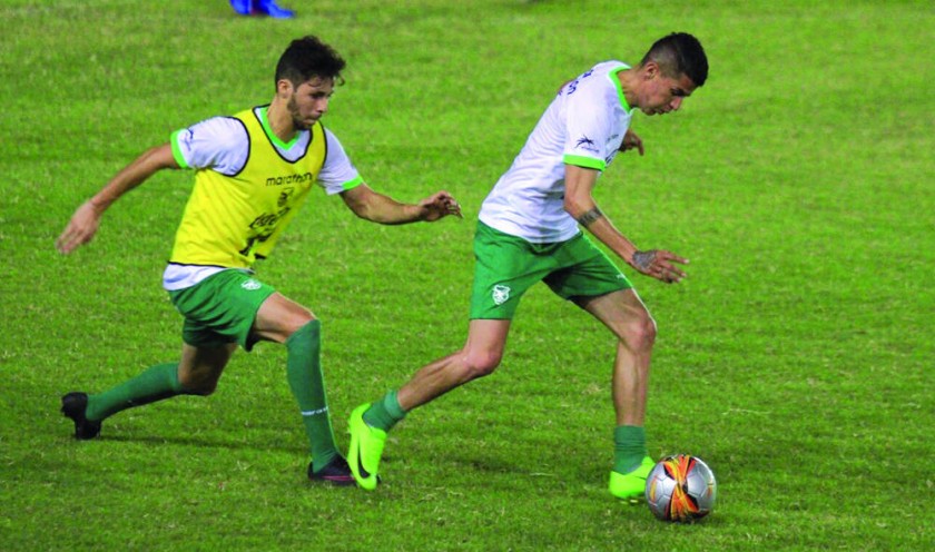 Juan Carlos Arce (d) será una de las novedades en el onceno de la selección nacional.