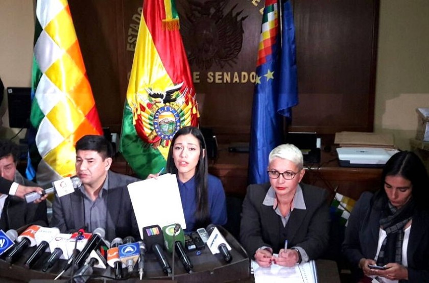 La comisión de legisladopres durante una conferencia de prensa ofreciendo el informe de postulantes. Gentileza Senado