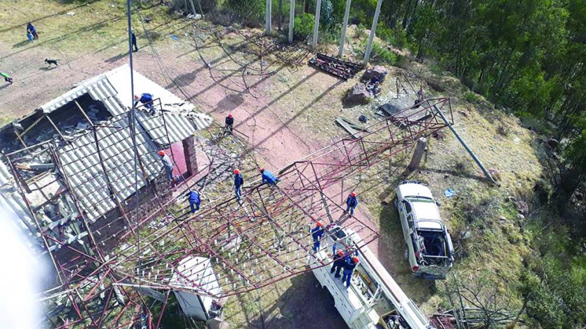 DESTROZOS. El miércoles, el viento provocó el colapso de la cruz emplazada en el cerro Sica Sica y varias antenas de...