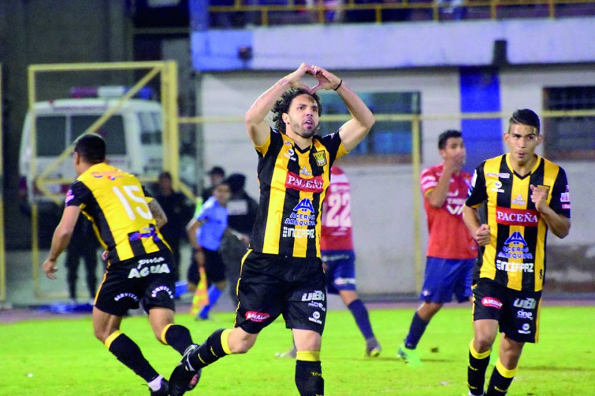 El defensor Fernando Marteli (c) anotó el gol del empate para The Strongest anoche, en Cochabamba, frente a Wilstermann.
