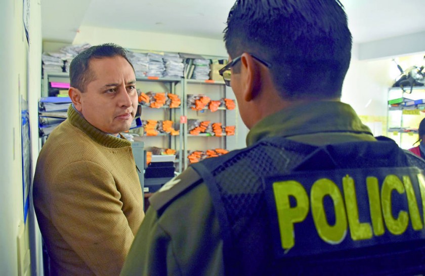 APREHENDIDO. El ex presidente de YPFB, Guillermo Achá, permanece detenido en celdas policiales mientras se señale la...