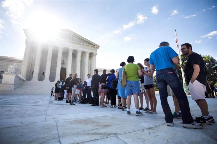Decenas de personas hacen cola frente a la Corte Suprema en Washington. Hoy aprobó parcialmente el veto de Trump. EFE